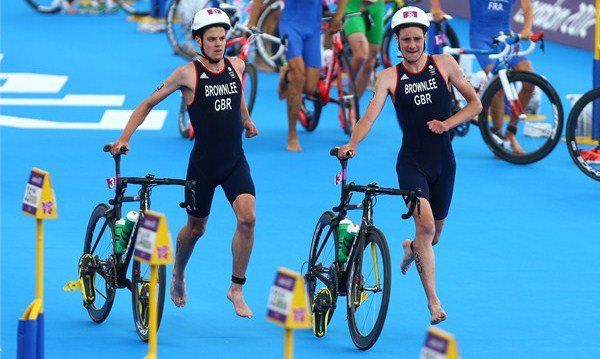 Brownlee fivérek depózása (Foto: AFP) London Olimpia, triatlon, Brownlee, Gomez