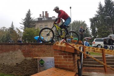 A "Nyugat r&eacute;me" is a p&aacute;ly&aacute;n borzolta a ked&eacute;lyeket...