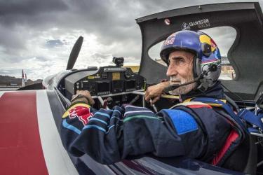 Besenyei P&eacute;ter kapja a L&eacute;on Biancotto diplom&aacute;t