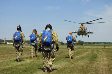 Ejtőernyős jubileumi ugr&aacute;sok Szolnokon