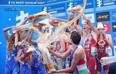 Fantasztikus triatlon siker - magyar vil&aacute;gbajnoki bronz a vegyes csapat v&aacute;lt&oacute;ban (+vide&oacute;)