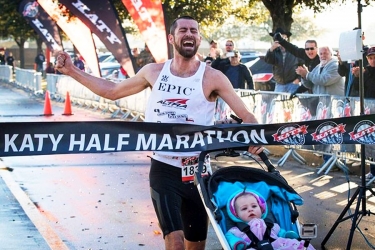 Szenz&aacute;ci&oacute;s f&eacute;lmaraton győzelem - babakocsit tolva is 1:11:27 a c&eacute;lban