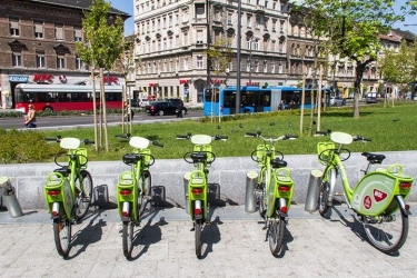Budapest utcak&eacute;p&eacute;nek szerves r&eacute;sz&eacute;v&eacute; v&aacute;lt az almaz&ouml;ld bringa