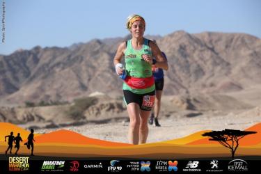 Ber&eacute;nyi Ildik&oacute; a sivatagban, az Eilat Desert maratonon