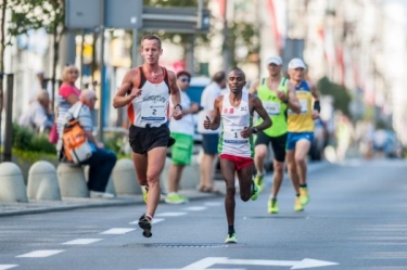 Kenyai fut&oacute; is indul a Napl&aacute;s-tavi szupersprinten