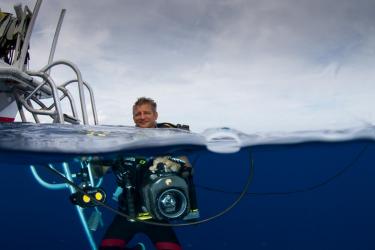 Kar&aacute;th Emil b&uacute;v&aacute;roperatőr a tengerek, &oacute;ce&aacute;nok megment&eacute;s&eacute;nek szenteli &eacute;let&eacute;t