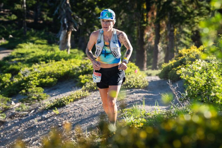 Heather Jackson hatalmas Ironman lelk&uuml;letű terepfut&aacute;sa a Cocodona 250 pokl&aacute;ban