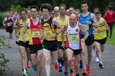 Tommy Hughes 60 &eacute;vesen is 2:30 alatt futja a maratont