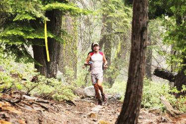 Ryan Sandes előz&eacute;s k&ouml;zben a Western States 100 ultra terepfut&oacute; versenyen