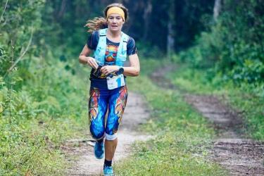 Nagy Katalin ism&eacute;t a f&eacute;rfiakat is megelőzve győz&ouml;tt a floridai mocs&aacute;rfut&aacute;son