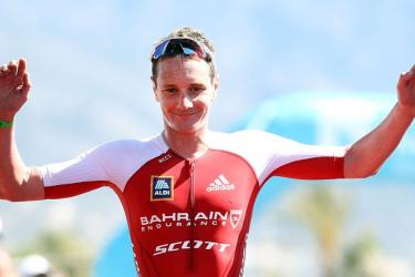 Alistair Brownlee elindul a f&eacute;lt&aacute;v&uacute; Outlaw X Triathlon versenyen