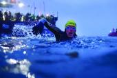 Olimpiai legenda a j&eacute;ghideg fjordban: Alistair Brownlee dr&aacute;mai ez&uuml;stje &eacute;s egy h&aacute;zasp&aacute;r kettős dobog&oacute;ja a Norsemanen (+vide&oacute;)