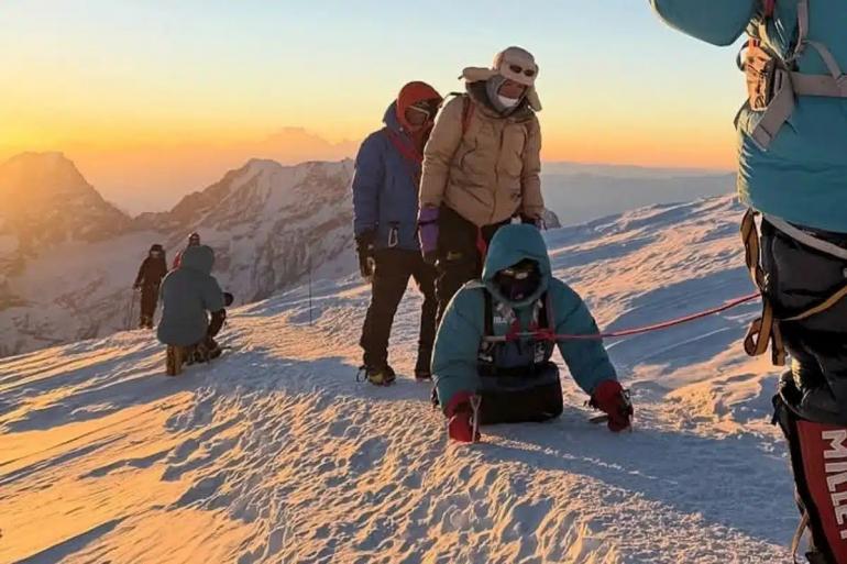 A kettős l&aacute;bamput&aacute;lt Rustam Nabiev k&eacute;zen h&uacute;zta fel mag&aacute;t az Everest tetej&eacute;re