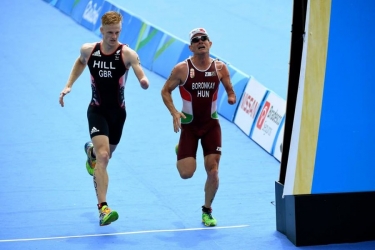 Boronkay P&eacute;ter a c&eacute;lvonalon is k&uuml;zd