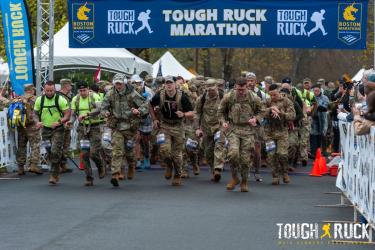 Boston maraton m&aacute;sk&eacute;ppen - TOUGH RUCK 42 km h&aacute;tizs&aacute;kol&aacute;s