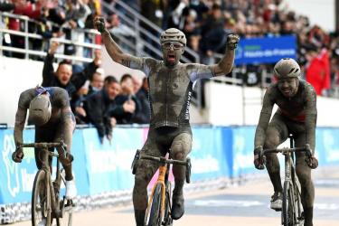 Sonny Colbrelli nyerte a Paris-Roubaix-t, minden idők egyik legdurvább kerékpáros versenyén