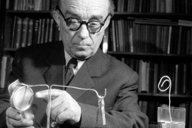 Öveges József piarista szerzetes, tanár és fizikaprofesszor 120 éve született