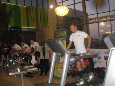 Az xterr&aacute;sok futnak, tekernek, hogy seg&iacute;thessenek